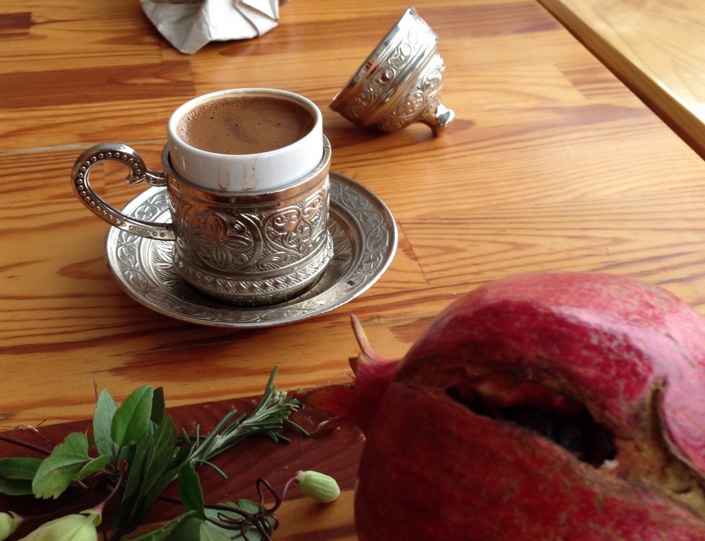 türkischer Kaffe mit Granatapfel