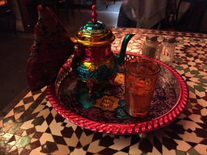 Thé à la menthe im libanesischen Café in Mons